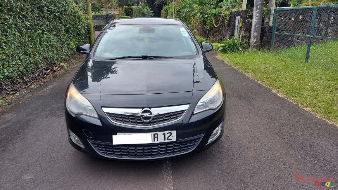 2012' Opel Astra Version Sport photo #1