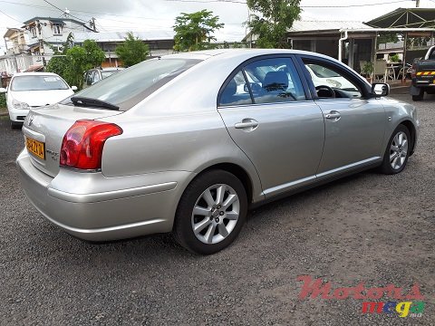 2004' Toyota Avensis photo #5