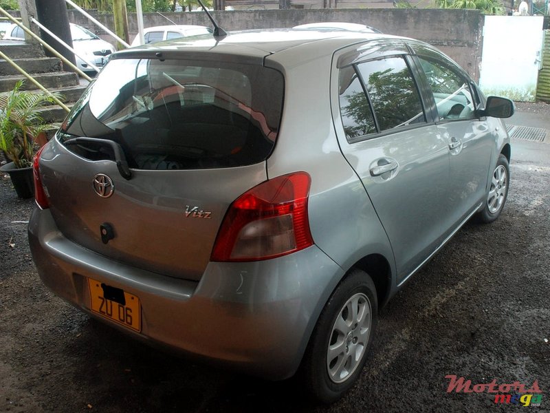 2006' Toyota Vitz photo #1