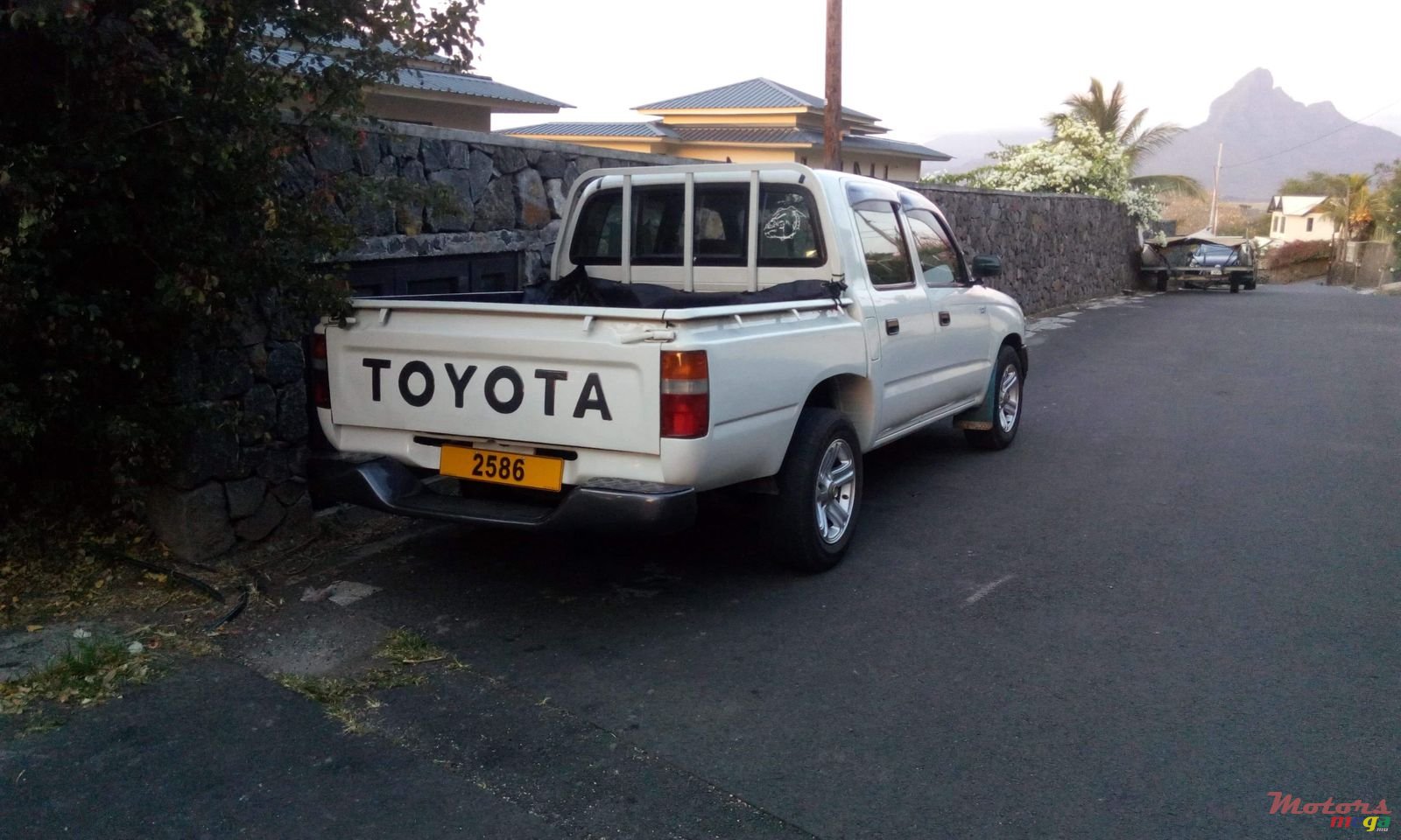 2003' Toyota Hilux photo #2