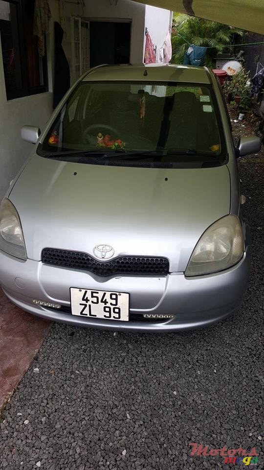 1999' Toyota Vitz photo #1