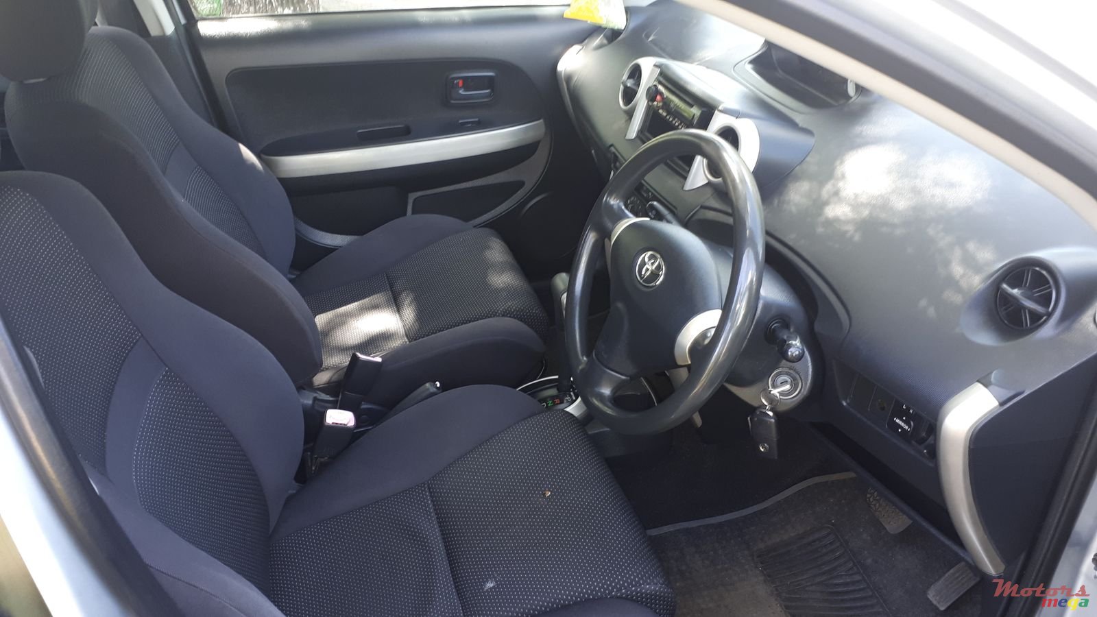 2005' Toyota IST photo #4