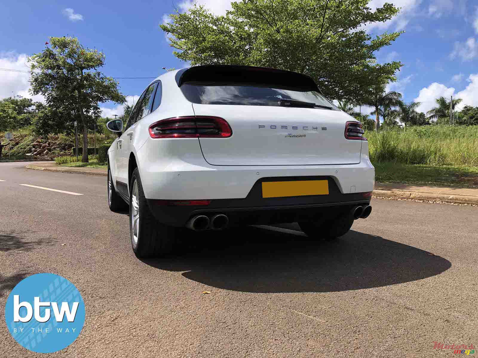 2016' Porsche Macan photo #3