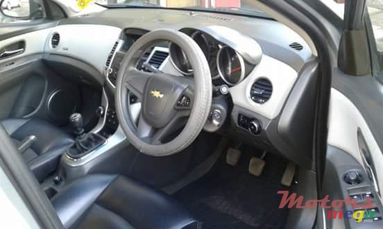 2010' Chevrolet Cruze LT photo #3