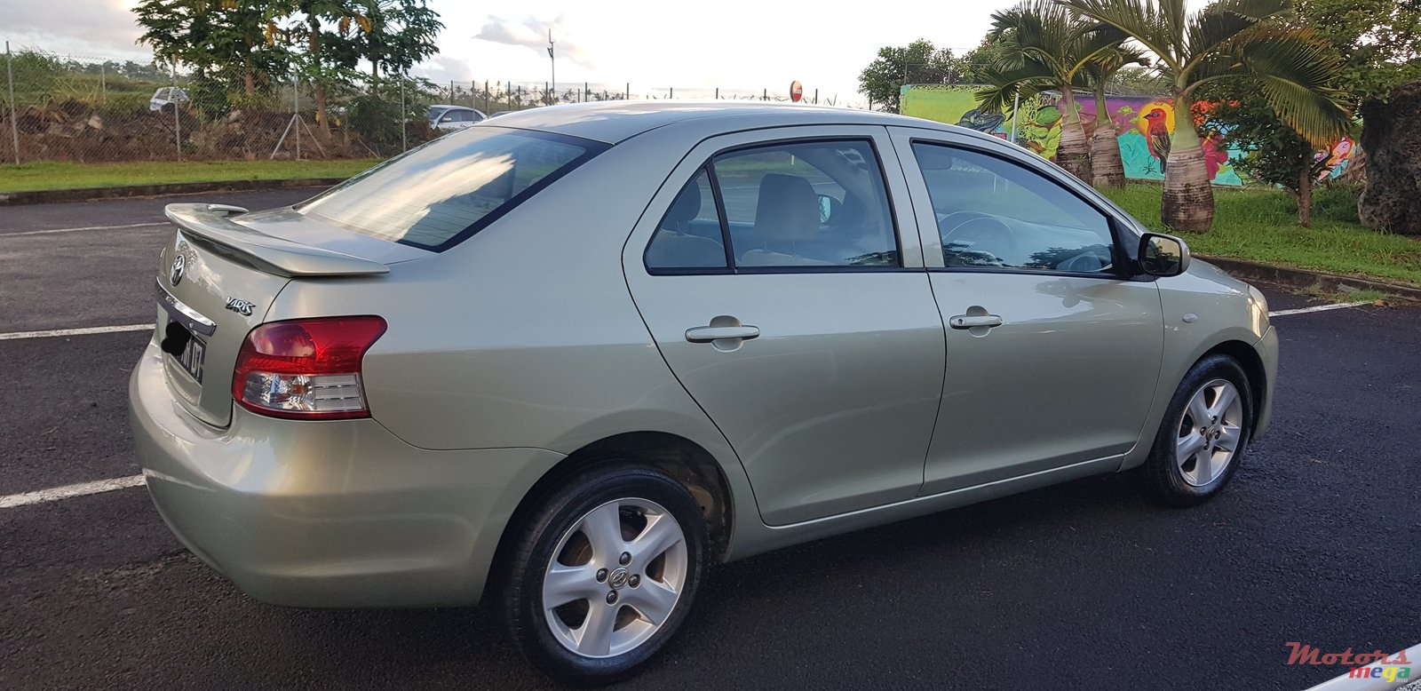 2007' Toyota Yaris Sedan photo #1