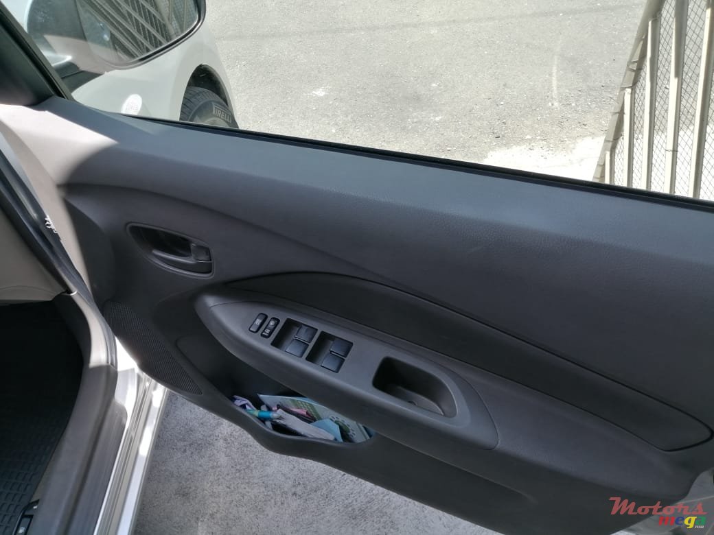 2008' Toyota Yaris photo #5