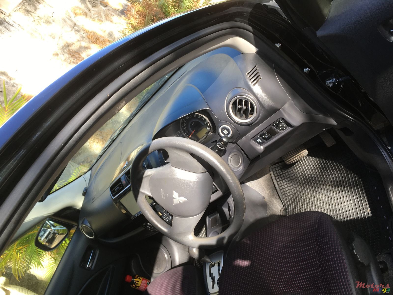 2013' Mitsubishi Mirage photo #6