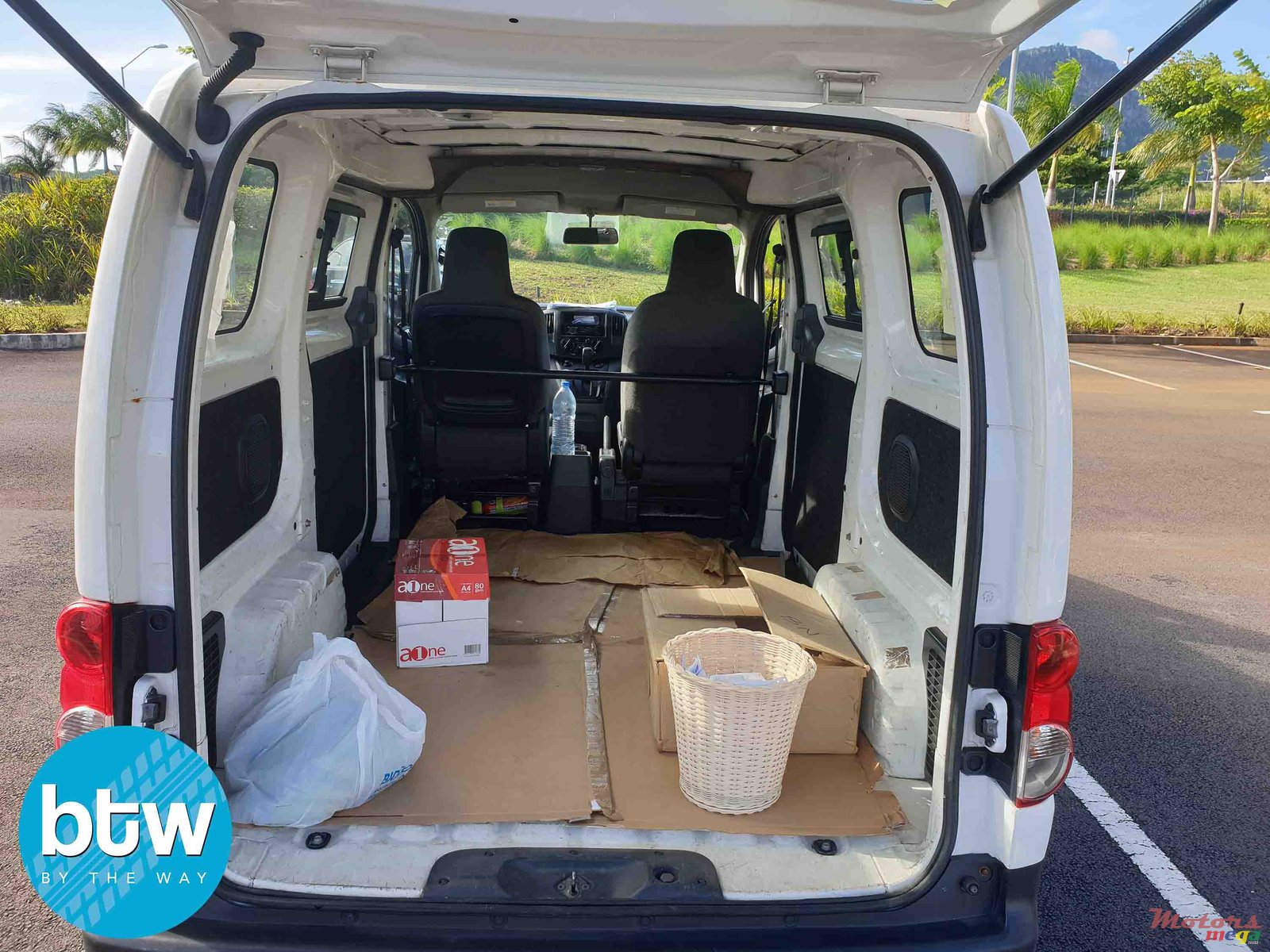 2012' Nissan NV 200 photo #5