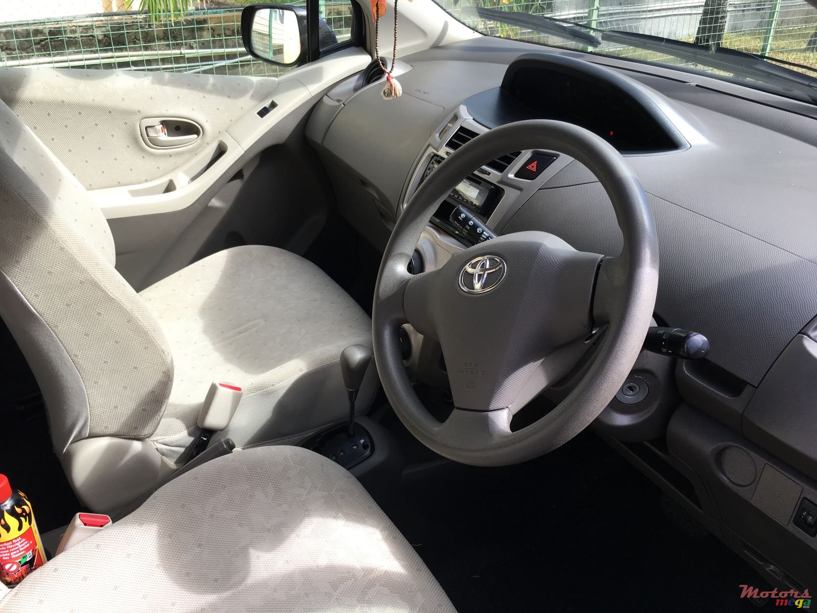 2009' Toyota Vitz photo #4