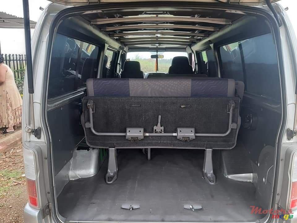 2005' Nissan E25 photo #5