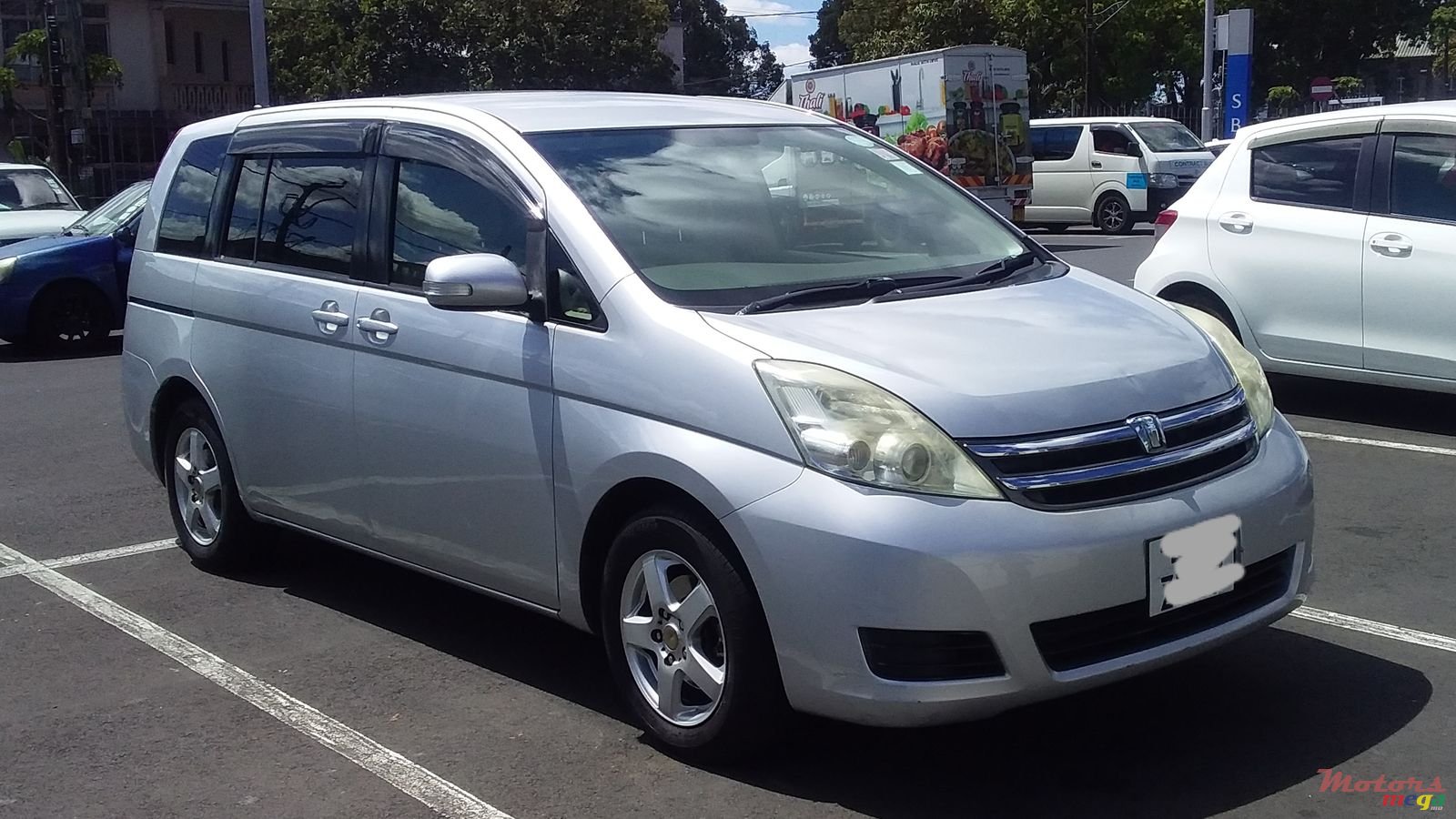 2007' Toyota Isis photo #1