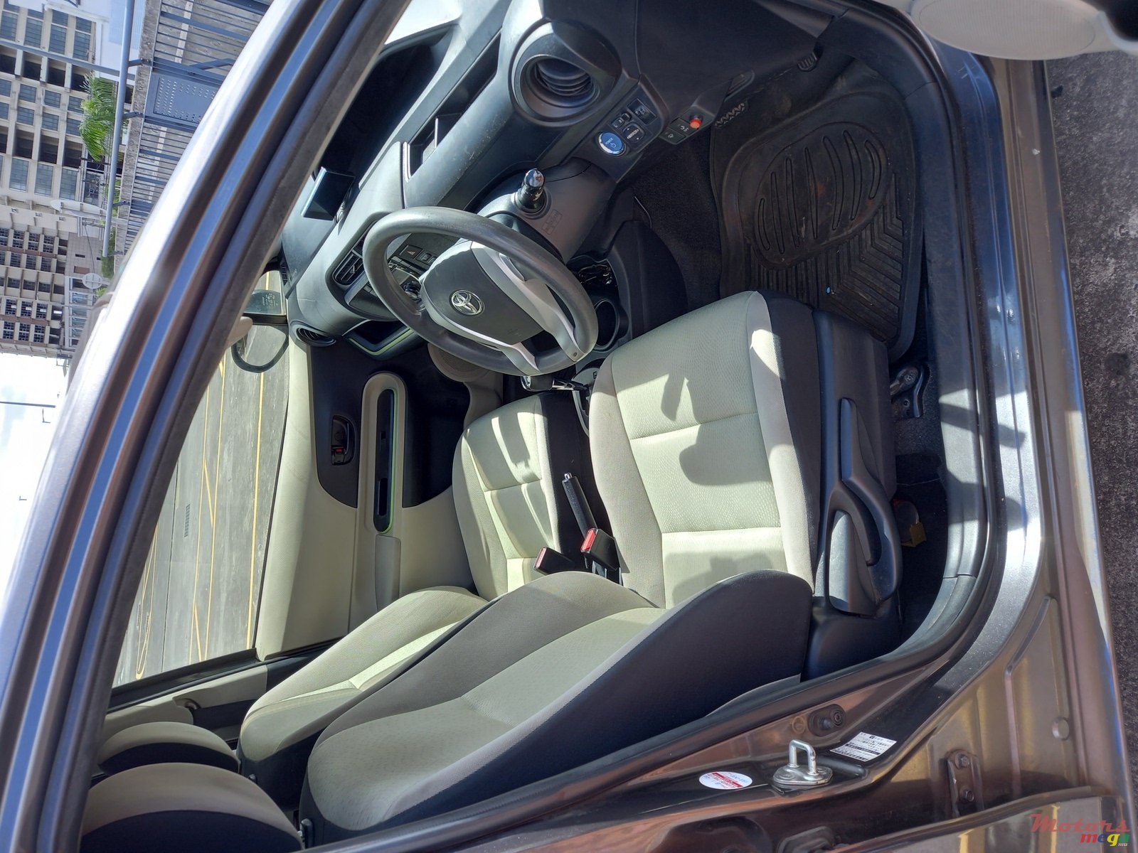 2012' Toyota Aqua photo #2