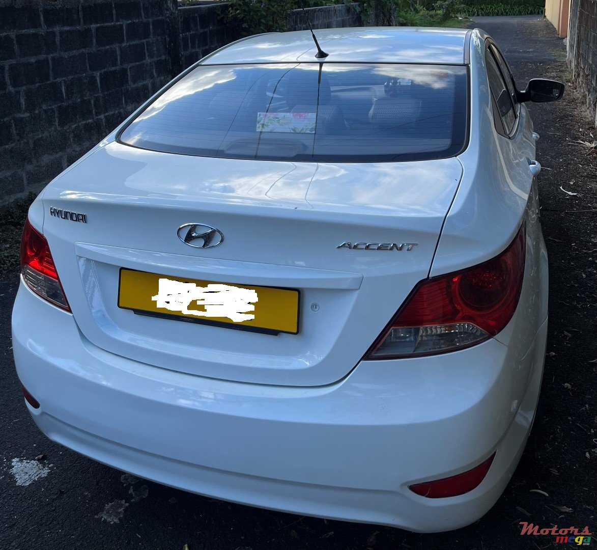 2012' Hyundai Accent photo #2