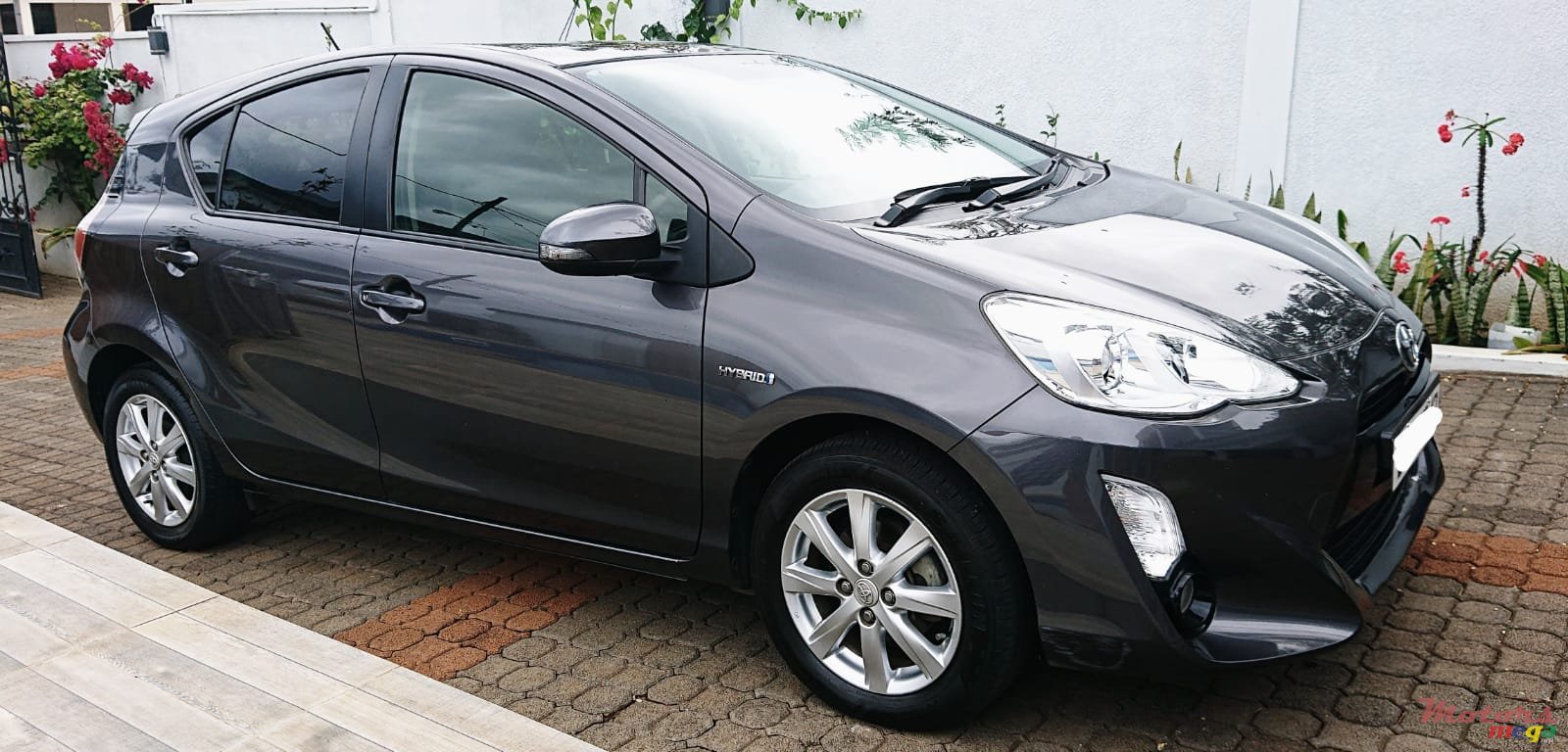 2017' Toyota Prius c photo #7