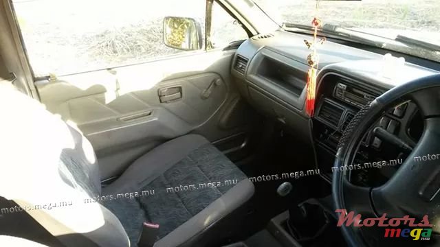 2000' Isuzu photo #5