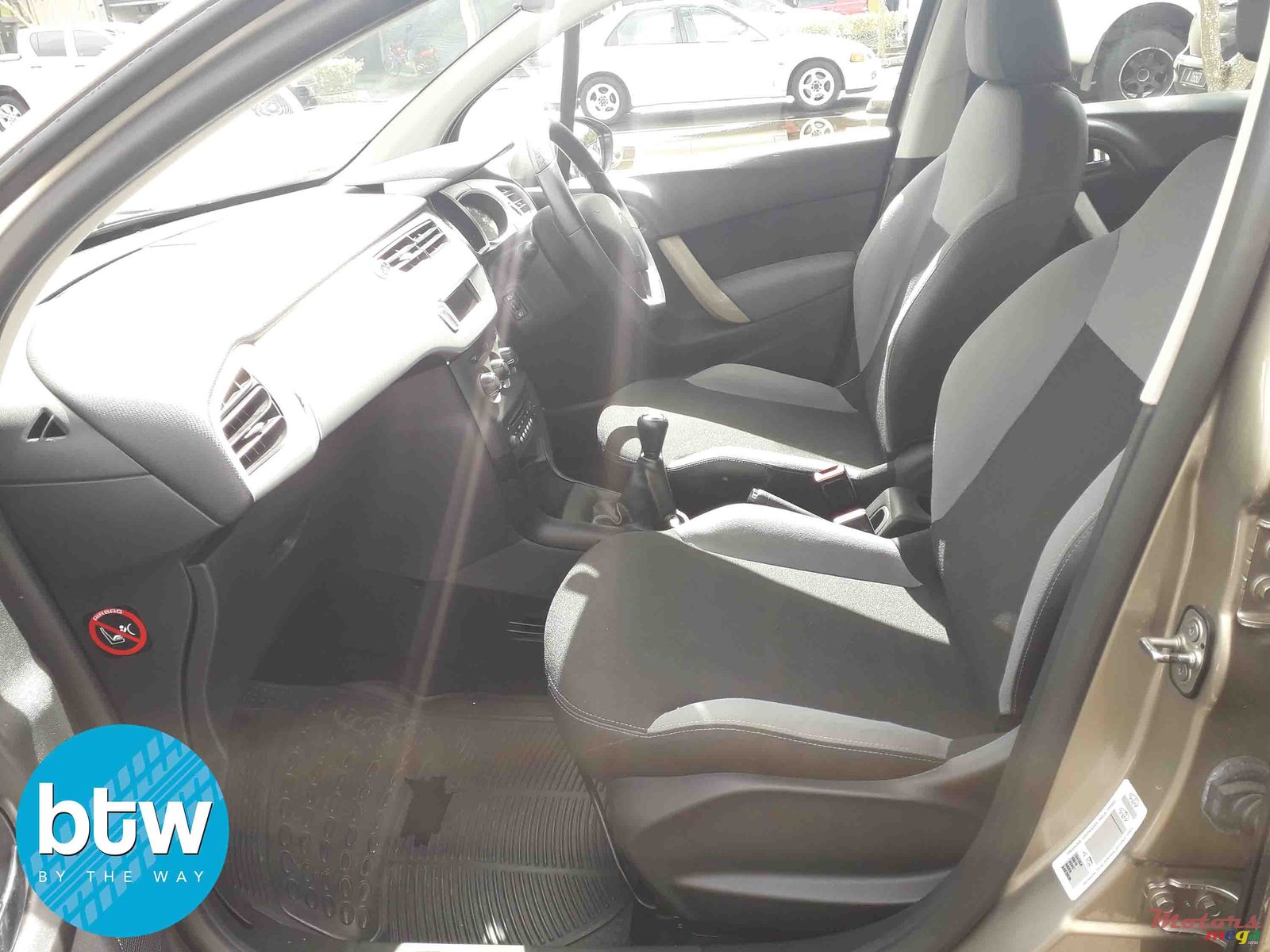 2011' Citroen C3 photo #3