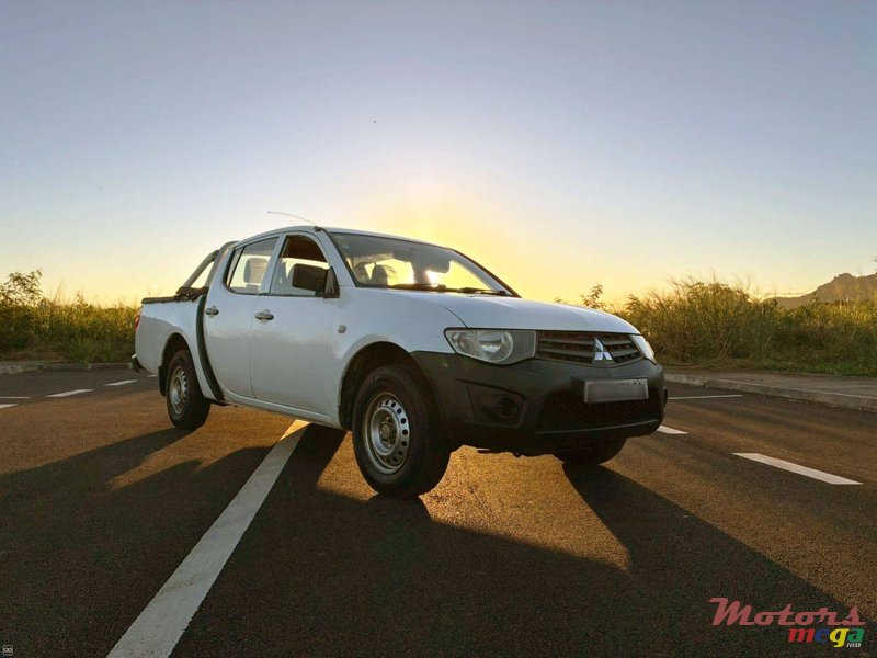 2014' Mitsubishi L200 photo #1