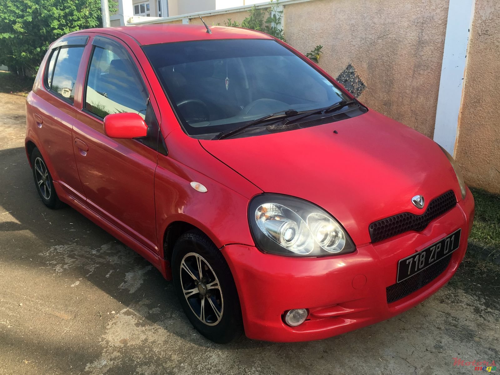 2001' Toyota Vitz photo #1