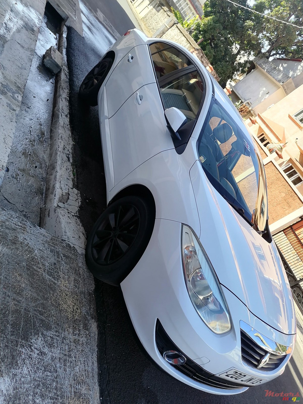 2013' Renault Fluence photo #7