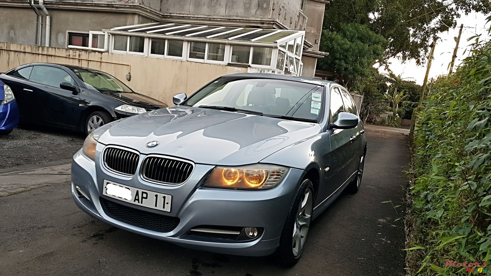 2011' BMW 320i EDITION photo #2