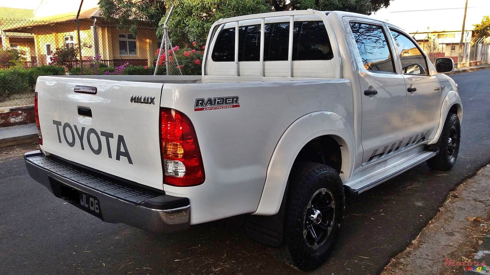 2006' Toyota Hilux photo #3