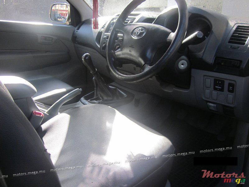 2011' Toyota Hilux photo #2
