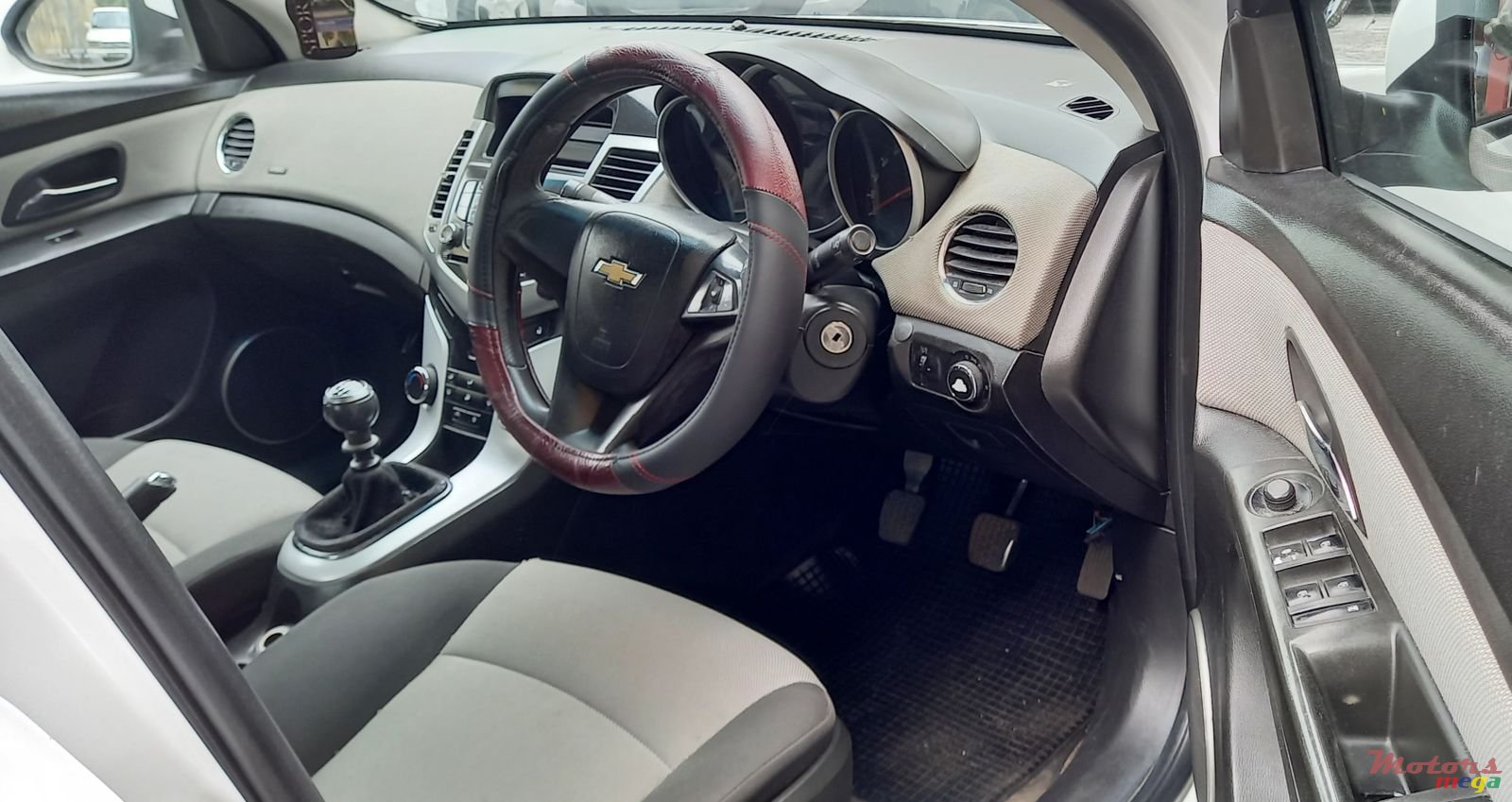 2011' Chevrolet Cruze photo #3