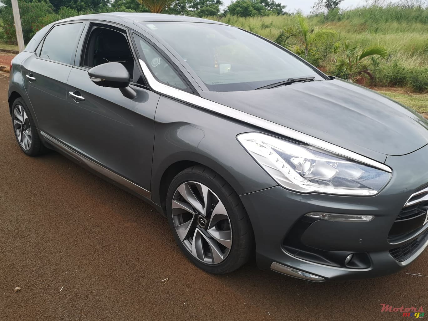 2012' Citroen DS5 photo #1