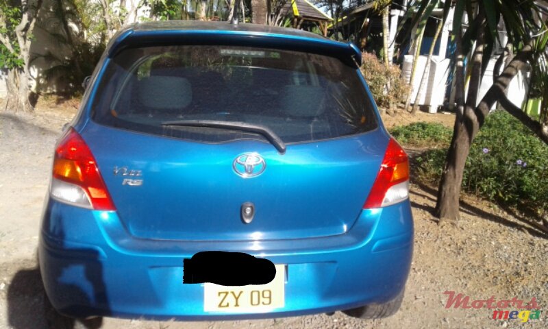 2009' Toyota Vitz photo #2