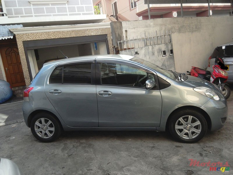 2009' Toyota Vitz photo #2