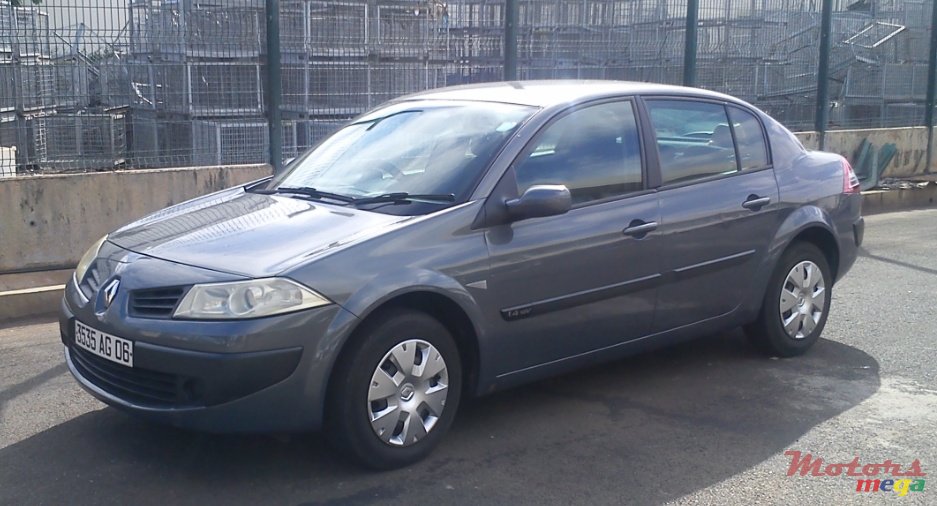 2006' Renault Sedan photo #1