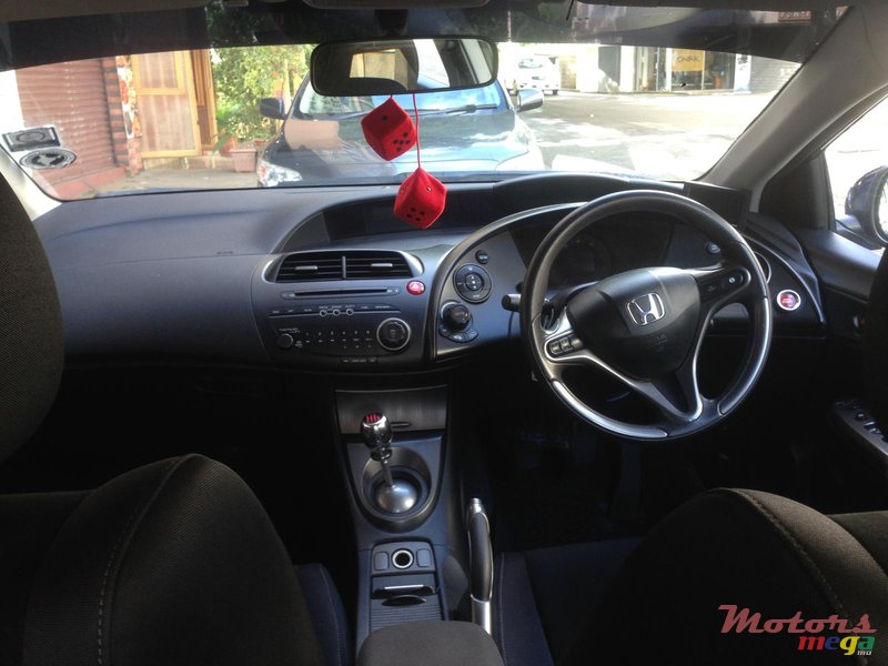 2011' Honda Civic Hatchback photo #5