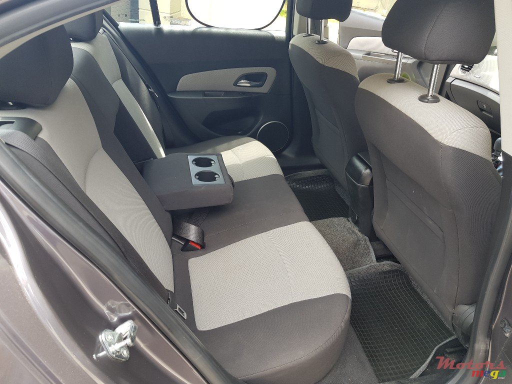 2011' Chevrolet Cruze photo #6