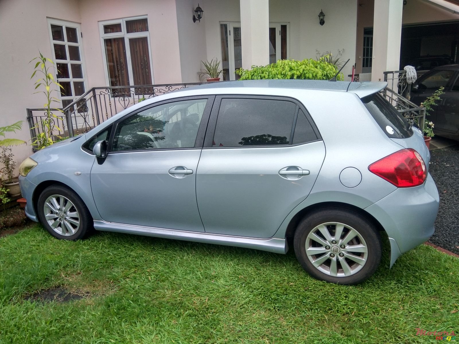 2009' Toyota Auris photo #1
