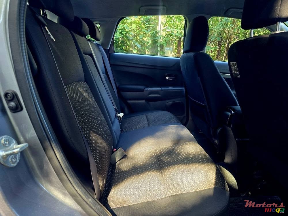 2015' Mitsubishi ASX photo #5