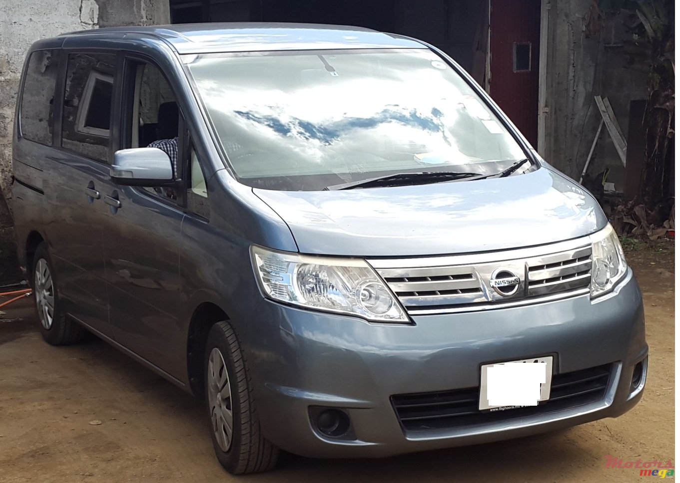 2008' Nissan Serena photo #1