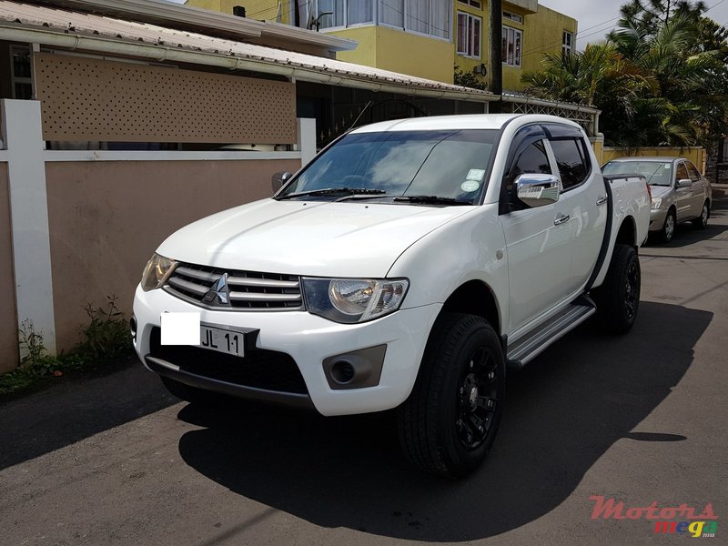 2011' Mitsubishi Sportero 4x4 photo #2