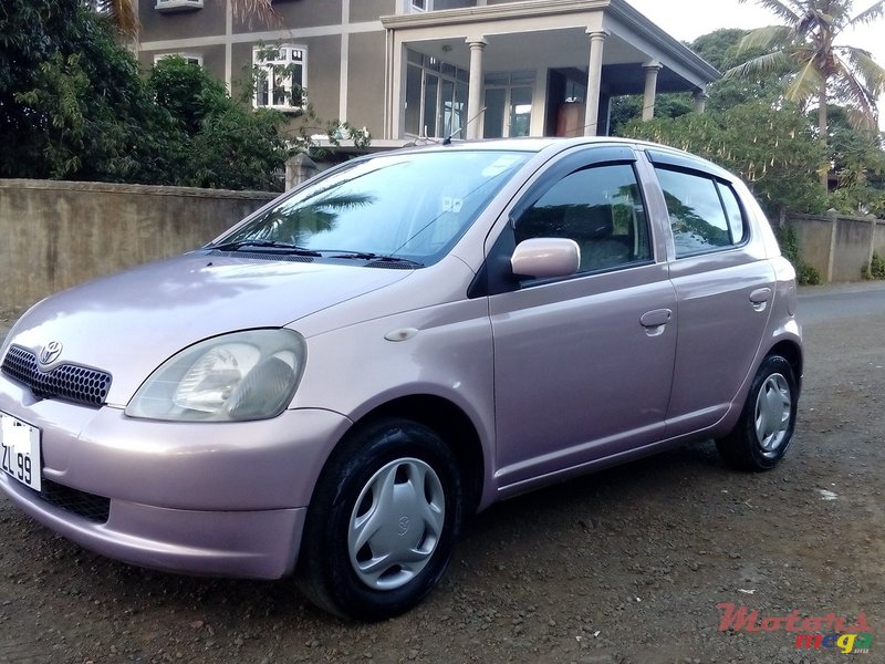 1999' Toyota Vitz berline photo #1