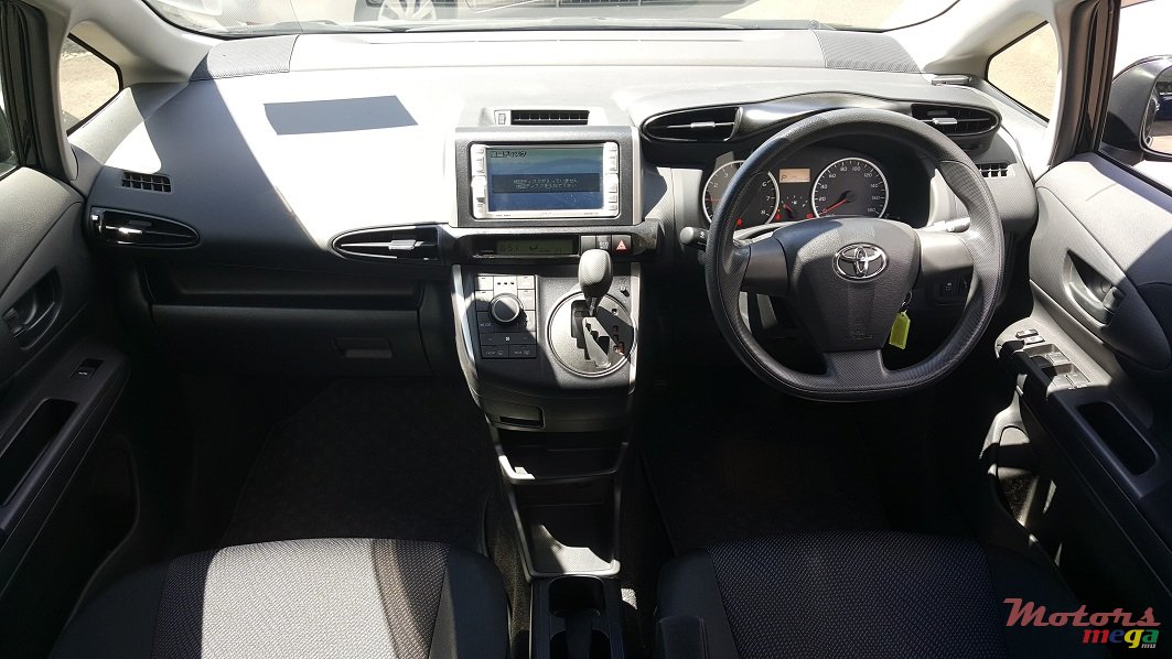 2013' Toyota Wish photo #7