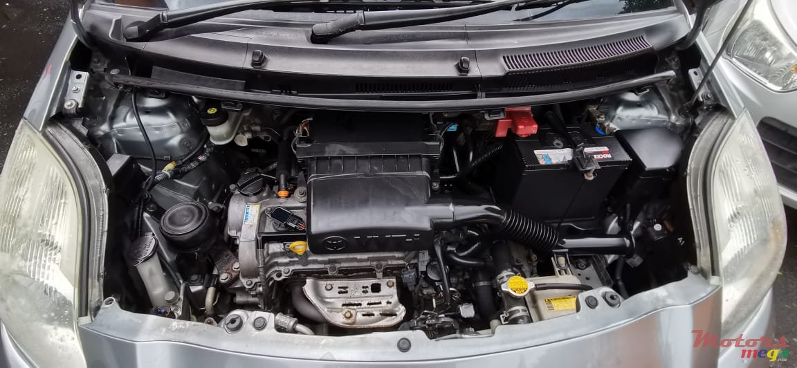 2008' Toyota Vitz photo #3