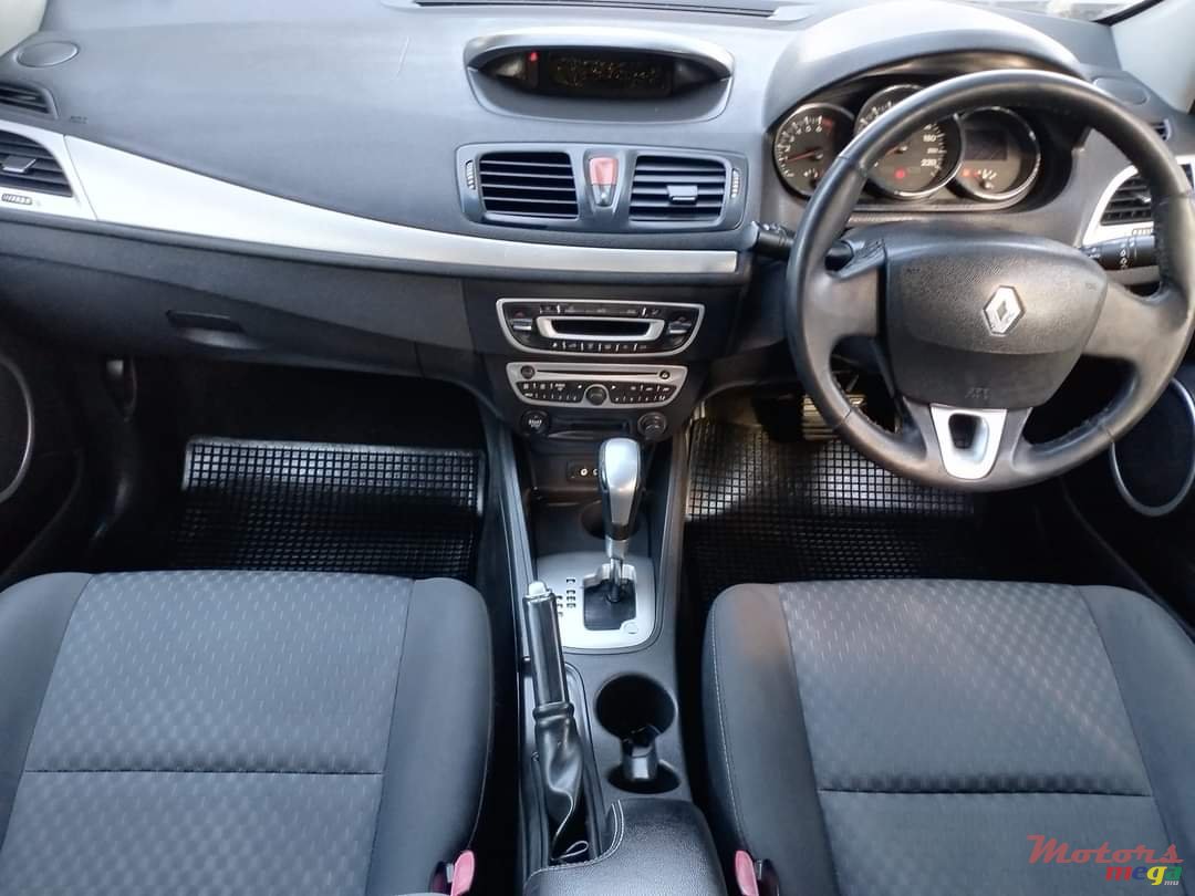2011' Renault Fluence photo #4