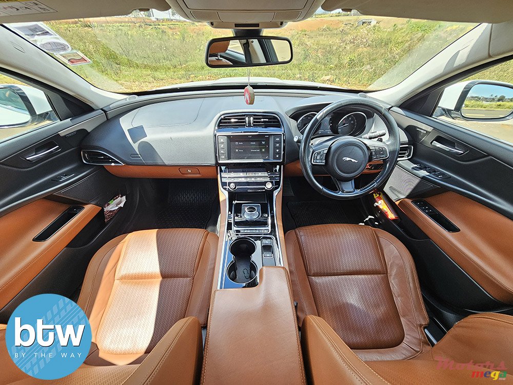 2016' Jaguar XE photo #7