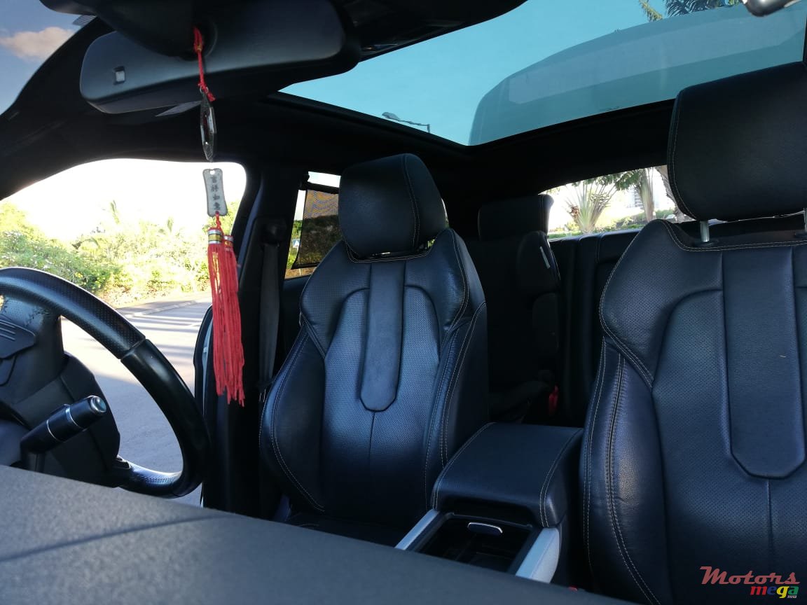 2011' Land Rover Range Rover Evoque photo #3