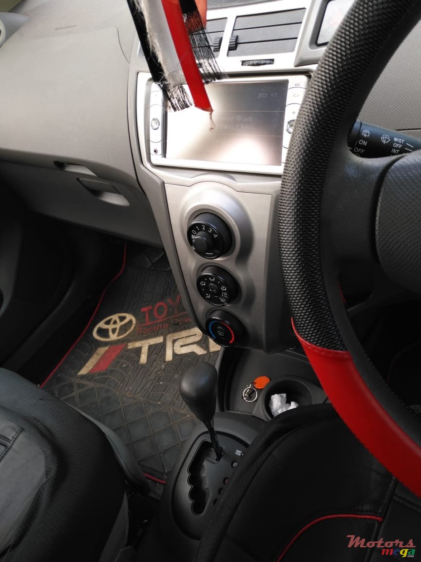 2009' Toyota Vitz photo #5