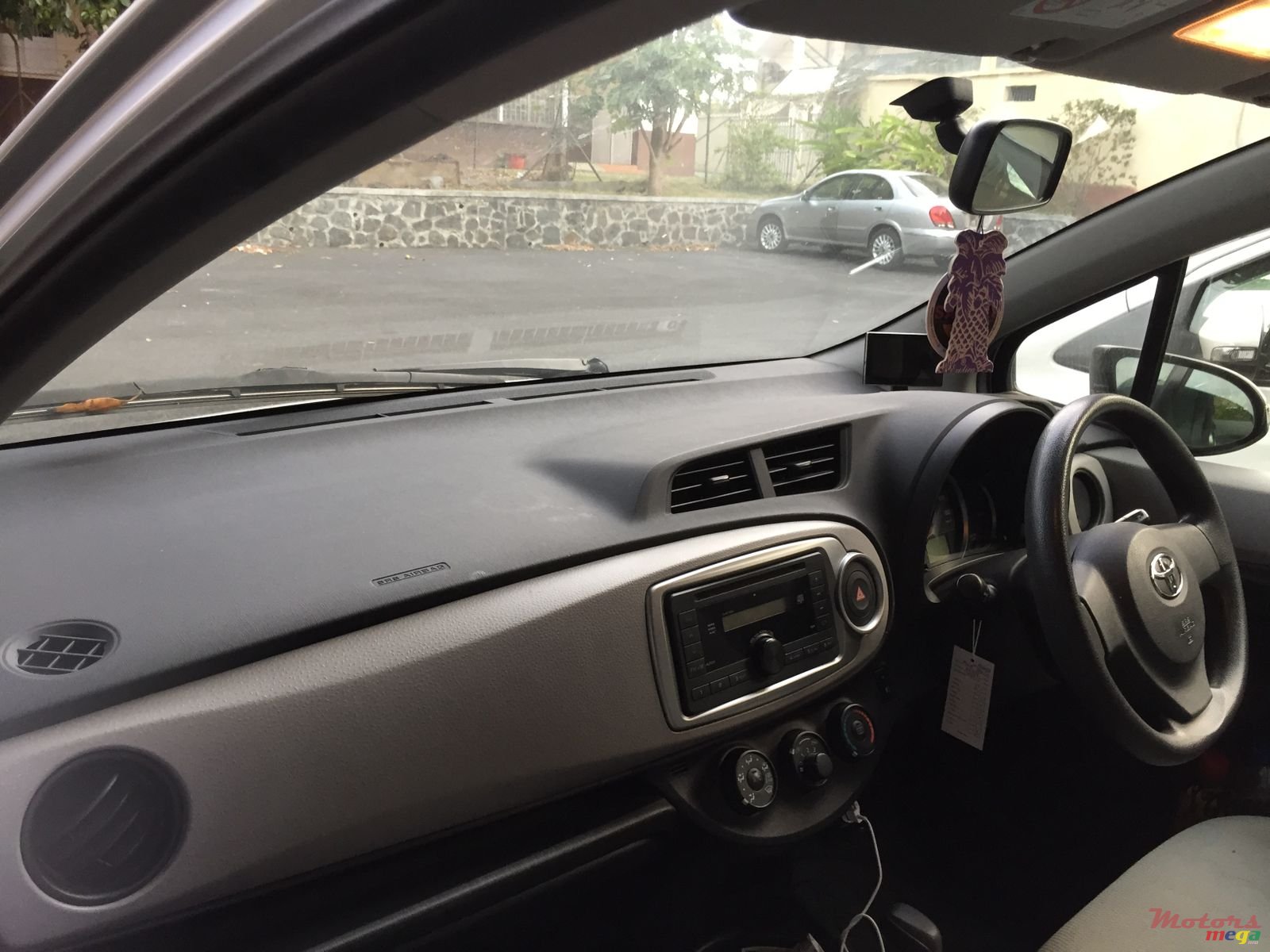 2013' Toyota Vitz photo #5