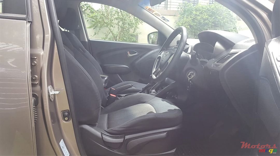 2011' Hyundai ix35 photo #1