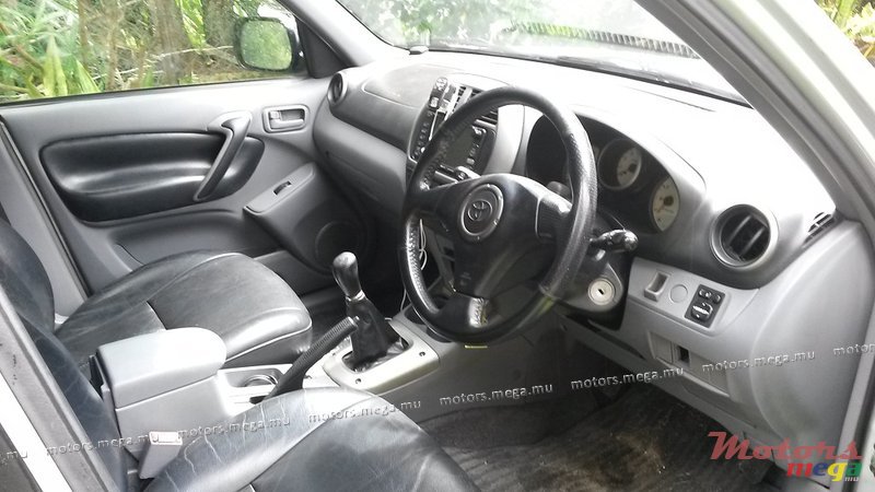 2001' Toyota RAV4 photo #3