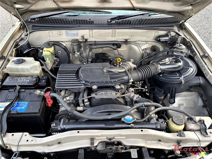 2004' Toyota Hilux Manual 2X4 JAPAN photo #7