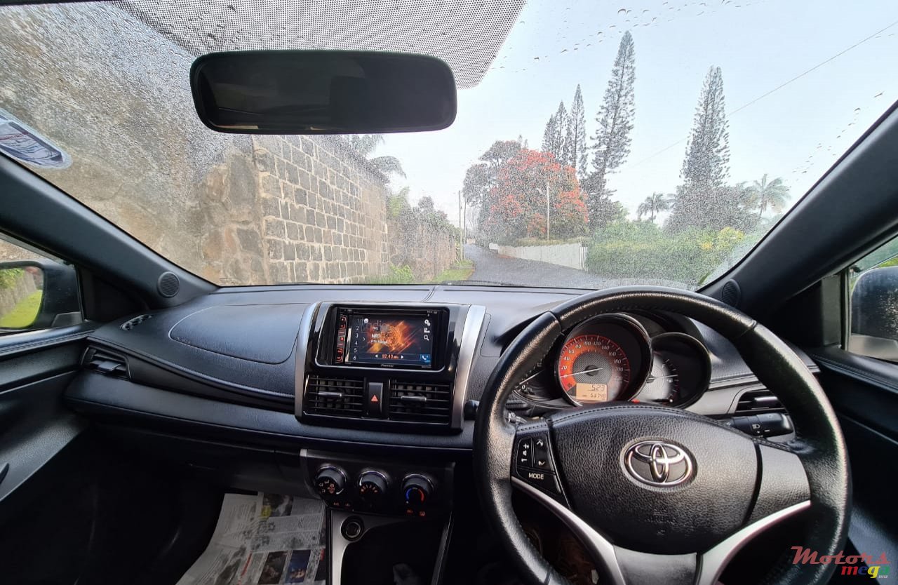 2015' Toyota Yaris photo #3