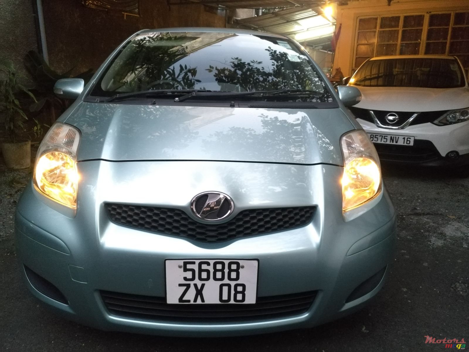 2008' Toyota Vitz photo #1